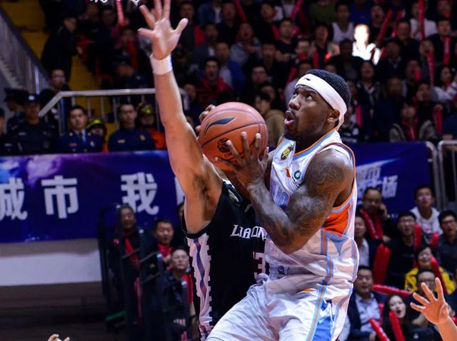  兰斯主场雨战逆袭成功，战术调整成关键因素  